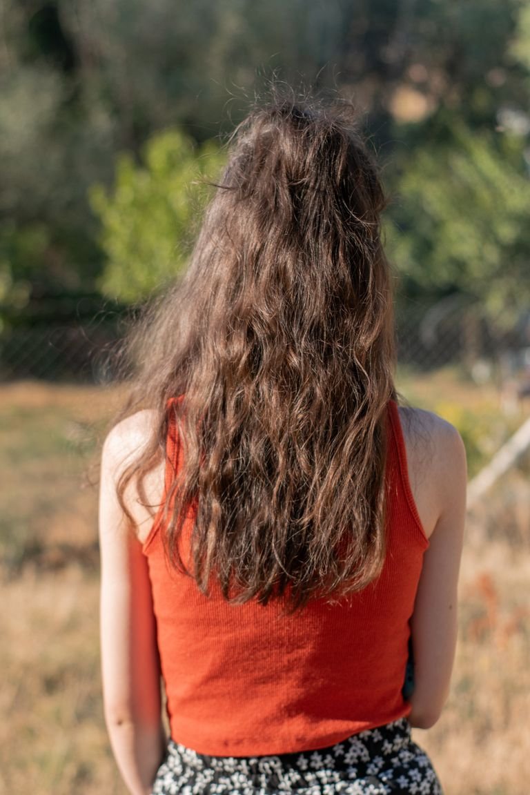 Woman with well-defined wavy hair styled with a light curl enhancing product